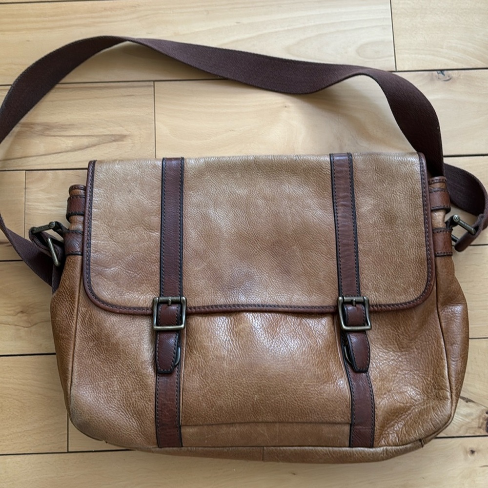 FOSSIL leather messenger bag
